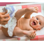 ۱۹ روش برای خوشحال نگه داشتن نوزاد یا کودکتان هنگام عوض کردن پوشک